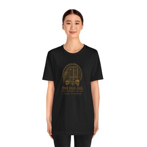 St Augustine Old Jail Haunted Tour T-Shirt: Vintage Totenkopf & Krähe Design Bild 3