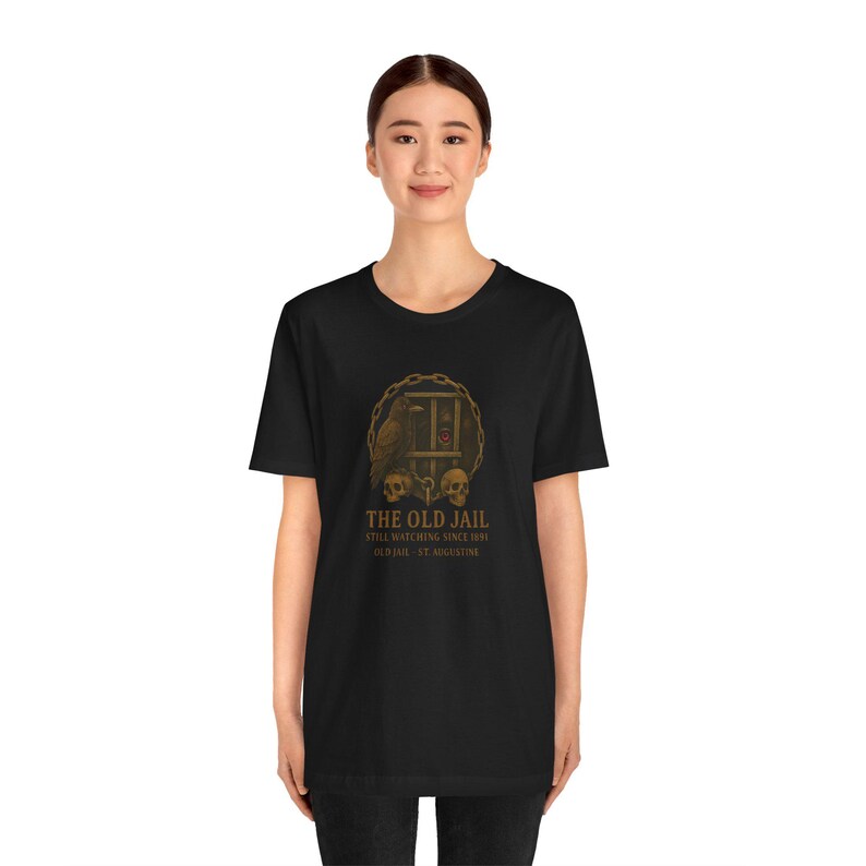 St Augustine Old Jail Haunted Tour T-Shirt: Vintage Totenkopf & Krähe Design Bild 3