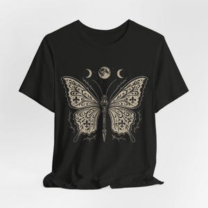 Camiseta gótica de polilla para Halloween: Camiseta con estampado de fases lunares de bruja imagen 4