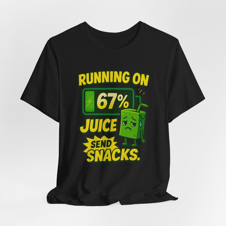 Maglietta Running on 67% Juice: divertente maglietta meme per gli amanti degli snack immagine 5