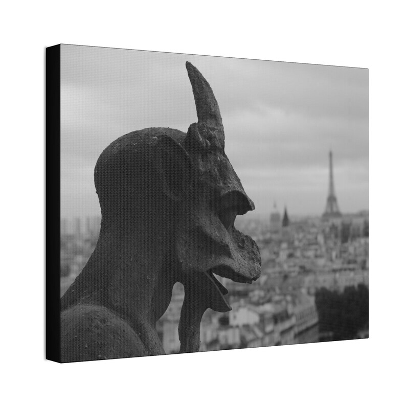 Lienzo impreso de gárgola de París: Fotografía gótica de la Torre Eiffel imagen 2
