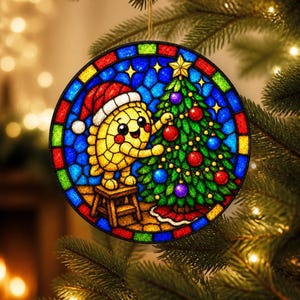 Puede incluir: Un adorno circular de vidriera que muestra a un personaje amarillo con un gorro de Pap&aacute; Noel rojo y blanco, de pie sobre un peque&ntilde;o taburete de madera para decorar un &aacute;rbol de Navidad verde con adornos rojos y morados, con un borde de mosaico.