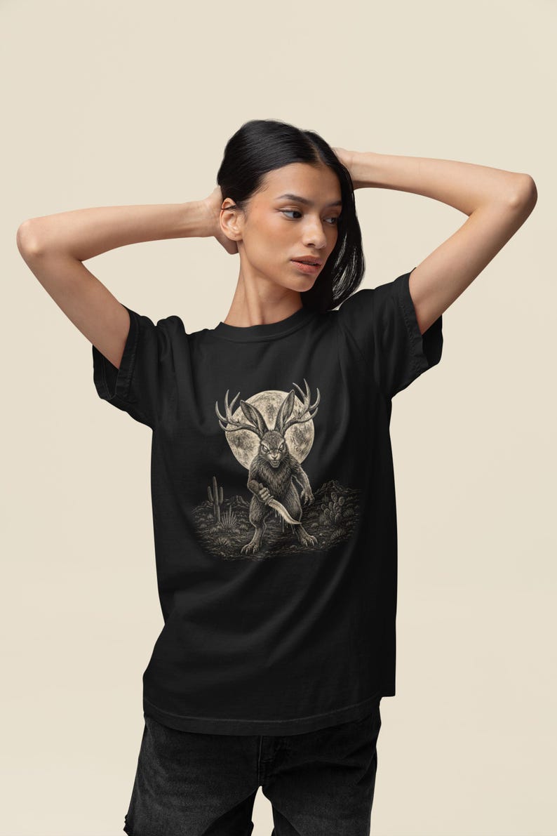 Jackalope Shirt, bedrohliches Cryptid Horror Graphic Tee, Vintage Gothic Vollmond T-Shirt Bild 1
