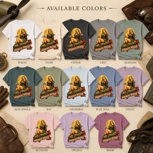 Peut inclure: Une collection de treize t-shirts &agrave; manches courtes de diff&eacute;rentes couleurs, chacun arborant un motif repr&eacute;sentant une personne pin-up assise sur une bombe avec le texte Midnight Mission. Les couleurs incluent blanc, ivoire, poivre, gris, &eacute;cume de mer, &eacute;pic&eacute;a bleu, baie, chambray, jean bleu, violet, fleur, orchid&eacute;e et baie.