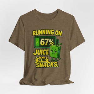Maglietta Running on 67% Juice: divertente maglietta meme per gli amanti degli snack immagine 7