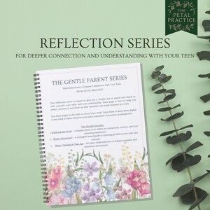 以下が含まれることがあります： 花柄のイラストが描かれた「THE GENTLE PARENT SERIES」というタイトルのスパイラル綴じノート。表紙には「REFLECTION SERIES」と「FOR DEEPER CONNECTION AND UNDERSTANDING WITH YOUR TEEN」と書かれています。ユーカリの葉が添えられた、明るい緑色の背景。