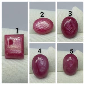 Puede incluir: Cinco piedras preciosas rojas pulidas numeradas del uno al cinco. La piedra uno tiene forma cuadrada, mientras que las piedras dos a cinco son cabujones ovalados. Cada piedra muestra un tono rojo magenta profundo con reflejos de luz.