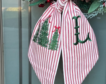 Kerstkranssjerp - rode tijk met bomen | Deurhanger met monogram | Elegante deurdecoratie voor de feestdagen: gratis en snelle verzending