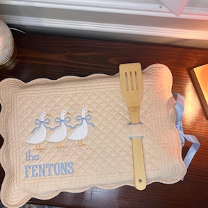 Embroidered casserole dish cover - Quilted - Personalized Housewarming Gift - Bridal Shower