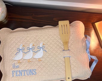 Ovenschotel met geborduurde gans - Cottagecore gepersonaliseerd housewarmingcadeau - vrijgezellenfeest