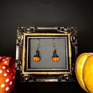 Orecchini pendenti a tema Halloween con cappello da strega e zucca