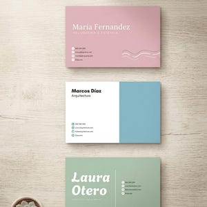 Pode incluir: Três cartões de visita retangulares. O superior é rosa seco com texto branco: María Fernandez, Peluqueria & Estetica. O central é branco e azul com texto preto: Marcos Díaz, Arquitectura. O inferior é verde sálvia com texto branco: Laura Otero, Psicologia y Salud Mental.
