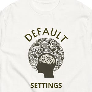 Könnte beinhalten: Weißes T-Shirt mit dem Schriftzug "DEFAULT SETTINGS" über und unter einer Grafik eines Gehirns, das von Symbolen umgeben ist, alles in Dunkelbraun.