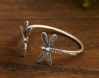 Zilveren libelle-armband • Op de natuur geïnspireerde verstelbare manchet • Boho-libelsieraden • Cadeau voor haar • Botanische armband