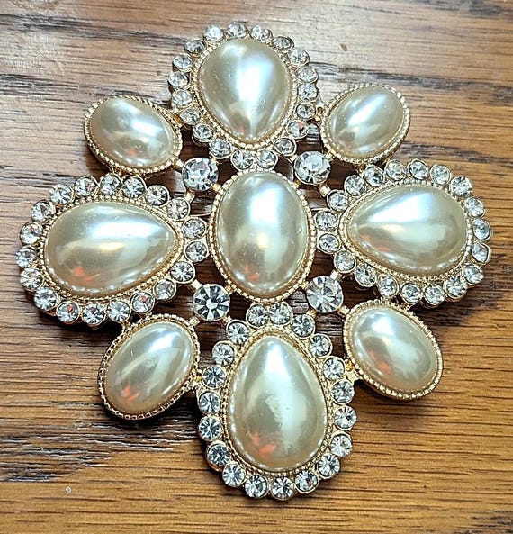 Vintage Faux Pearl/Crystal Brooch - image 6