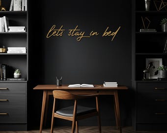 Letrero de metal con texto "Let's Stay In Bed", ideal para decorar habitaciones de pareja o de invitados, en negro, blanco, plata, bronce y dorado. Regalo para un nuevo hogar.