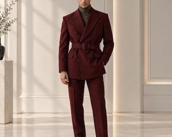 Completo doppiopetto da uomo in pura lana bordeaux, composto da blazer con cintura e pantaloni.
