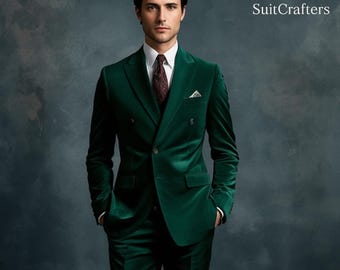 Puede incluir: Un traje de terciopelo verde esmeralda con chaqueta cruzada. El traje incluye una camisa blanca, una corbata estampada y un pañuelo de bolsillo. El texto "SuitCrafters" es visible en la imagen.