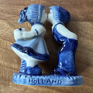 Delftsblauwe decoratieve kussende figuur met cadeau op de rug Made in Holland
