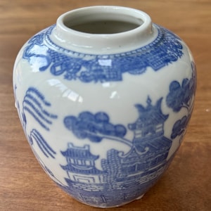 Vintage Blue & White Willow Chinese Ginger Jar (no lid) Vase