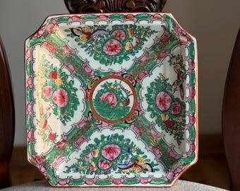 Plato cuadrado antiguo chino con medallón de rosa / Porcelana Famille Rose
