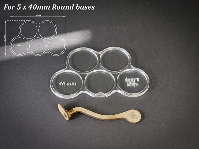 Puede incluir: Soporte de base acr&iacute;lico transparente para cinco bases redondas de 40 mm, con un mango de madera. El soporte tiene el texto "40 mm" y "Jimmy's Minis" grabado. La imagen tambi&eacute;n incluye un diagrama con medidas.