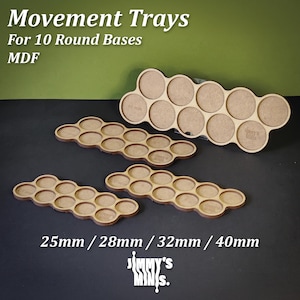Op de afbeelding: MDF-bewegingstrays voor 10 ronde bases. De lichtbruine trays hebben cirkelvormige uitsparingen voor bases van 25 mm, 28 mm, 32 mm en 40 mm. De tekst "Movement Trays" en "Jimmy's Minis" zijn zichtbaar.