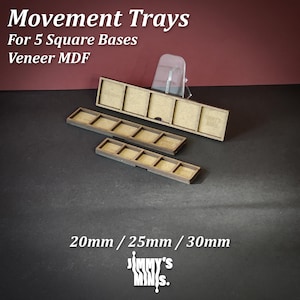 Puede incluir: Tres bandejas de movimiento de madera para figuras en miniatura. Las bandejas son de MDF chapado y est&aacute;n dise&ntilde;adas para 5 bases cuadradas. La imagen incluye el texto "Movement Trays For 5 Square Bases Veneer MDF" y "20mm / 25mm / 30mm".