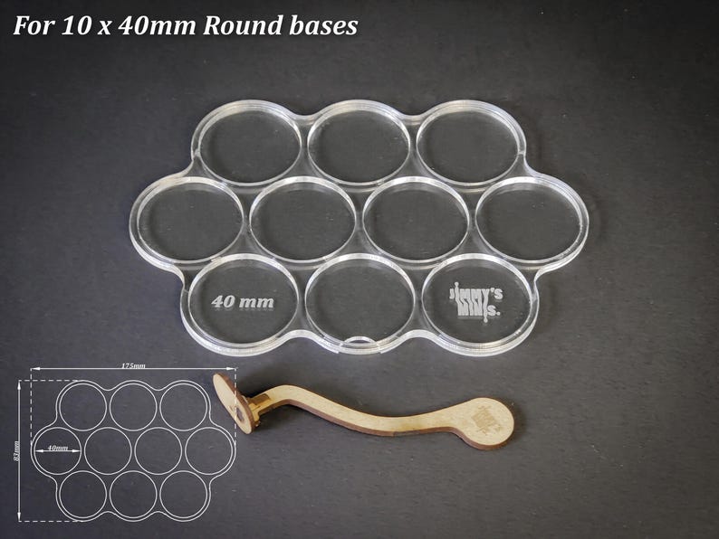 Op de afbeelding: Transparante acryl basis houder voor 10 ronde bases, elk met een diameter van 40 mm. Inclusief een houten gereedschap. De tekst "For 10 x 40mm Round bases" staat bovenaan. Een diagram toont de afmetingen.