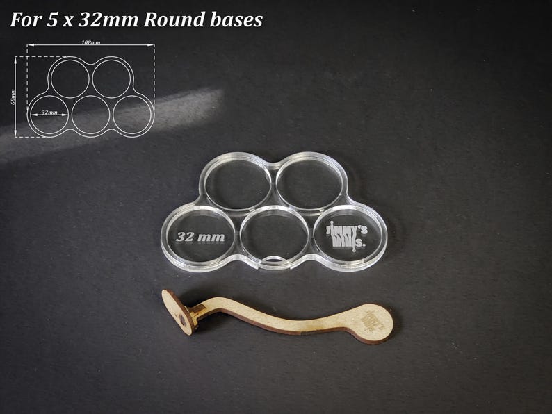 Puede incluir: Soporte de base acr&iacute;lico transparente para 5 bases redondas de 32 mm, con mango de madera. El soporte tiene cinco recortes circulares, cada uno etiquetado con "32 mm". El texto "For 5 x 32mm Round bases" est&aacute; en la parte superior.