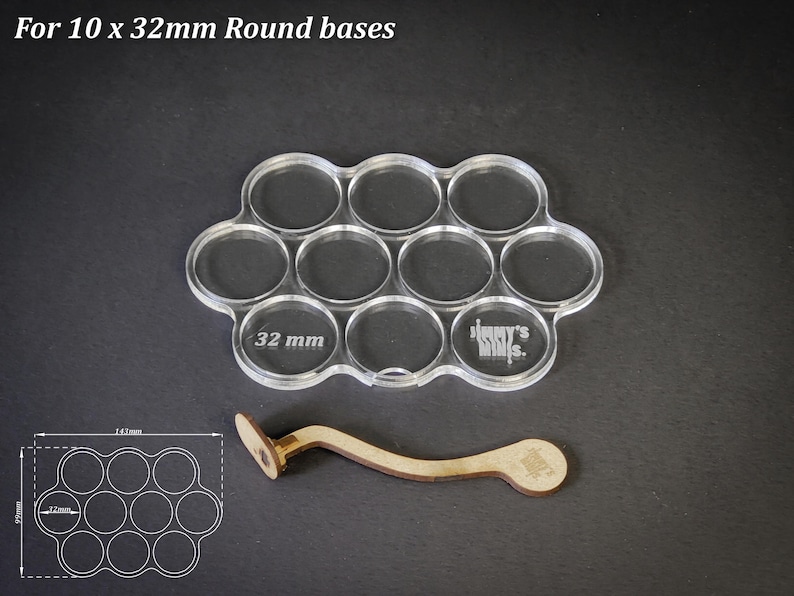 Op de afbeelding: Transparante acryl basis voor 10 ronde bases van 32 mm, met een houten handvat. De basis heeft 10 cirkelvormige uitsparingen, elk met een afmeting van 3,2 cm. De tekst "For 10 x 32mm Round bases" staat bovenaan.