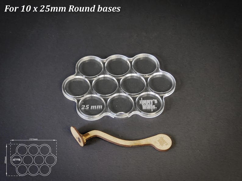 Op de afbeelding: Transparante acryl basis houder voor 10 ronde bases, elk met een diameter van 25 mm. Inclusief een houten handvat voor eenvoudige bediening. De tekst "For 10 x 25mm Round bases" staat bovenaan.