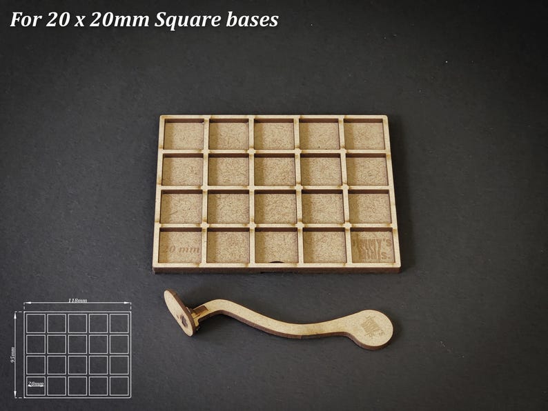Puede incluir: Una bandeja de madera con 20 compartimentos cuadrados, cada uno de 20 mm, y un asa de madera curvada. El texto "For 20 x 20mm Square bases" est&aacute; en la parte superior. Un diagrama muestra las dimensiones.