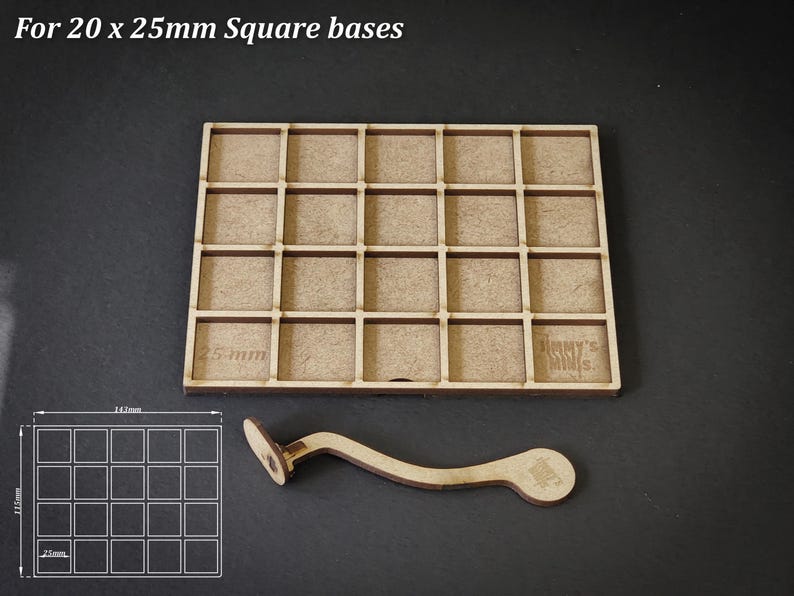 Puede incluir: Organizador de bases cuadradas de madera para miniaturas, con 25 compartimentos, cada uno de 2,5 cm cuadrados, y un asa curva. El texto "For 20 x 25mm Square bases" est&aacute; en la parte superior. Un diagrama muestra las dimensiones.