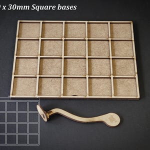 Puede incluir: Una bandeja de madera con 25 compartimentos cuadrados, dise&ntilde;ada para bases cuadradas de 20 x 30 mm. Incluye un asa de madera curvada y un diagrama que muestra las dimensiones. El texto "For 20 x 30mm Square bases" est&aacute; en la parte superior.