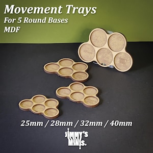 Może przedstawiać: Drewniane tace do ruchu dla figurek. Każda taca mieści pięć okrągłych podstaw. Rozmiary: 25 mm, 28 mm, 32 mm i 40 mm. Tace wykonane są z MDF i zawierają tekst "Movement Trays" i "For 5 Round Bases".