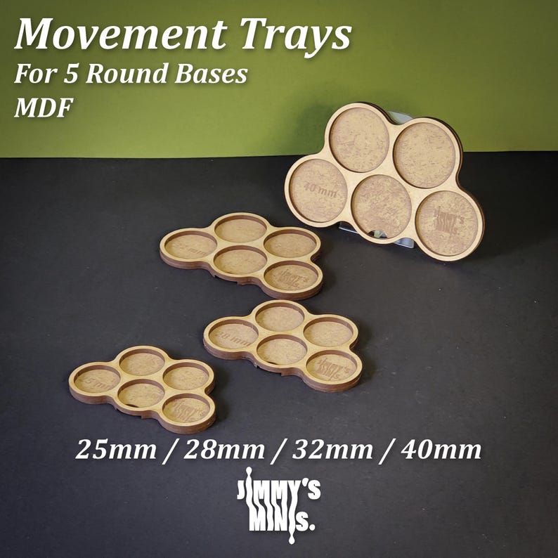 Może przedstawiać: Drewniane tace do ruchu dla figurek. Każda taca mieści pięć okrągłych podstaw. Rozmiary: 25 mm, 28 mm, 32 mm i 40 mm. Tace wykonane są z MDF i zawierają tekst "Movement Trays" i "For 5 Round Bases".