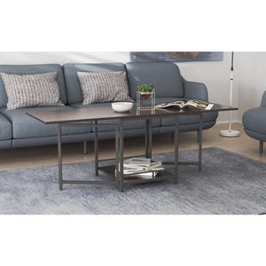 Puede incluir: Una mesa de centro moderna con una superficie marrón oscuro y un estante inferior. La mesa tiene forma rectangular y un marco de metal. La mesa está frente a un sofá azul con dos cojines decorativos. Una alfombra está debajo de la mesa.