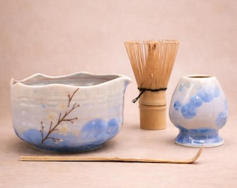 Juego de regalo para iniciar el té japonés: cuenco para matcha y soporte para batidor, esmaltado en horno azul florido, hecho a mano