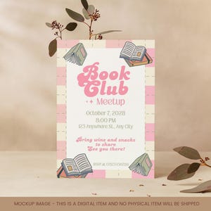 以下が含まれることがあります： レトロなフォントで「Book Club」という言葉が入ったピンクと白のブッククラブの招待状。招待状には、ミートアップの日時と場所、軽食とワインの持参の呼びかけが含まれています。装飾用の開いた本が散らばっています。