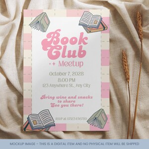以下が含まれることがあります： レトロなフォントで「Book Club Meetup」という言葉が入った、ピンクとクリーム色のブッククラブのミートアップ招待状。招待状には日付、時間、場所、ワインと軽食の持参のお願いが記載されています。装飾的な本のイラストが境界線に配置されています。