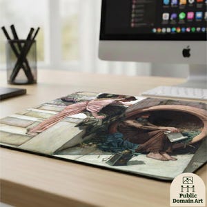 Op de afbeelding: Rechthoekige muismat met een klassiek schilderij met figuren in vloeiende gewaden en een zittende man die een boek leest. Het kunstwerk heeft een gedempt kleurenpalet met tinten roze, bruin en blauw.