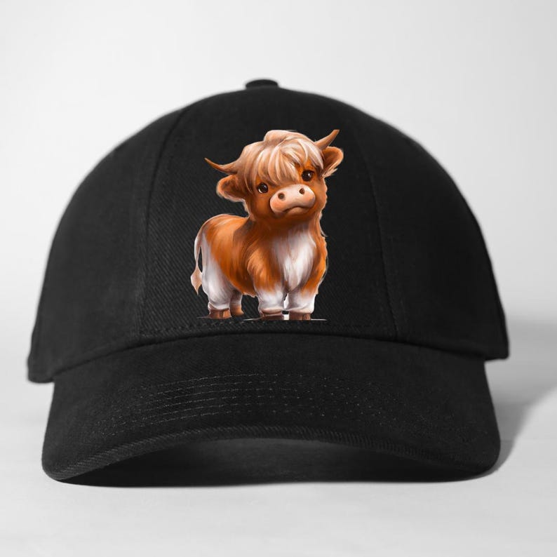 Puede incluir: Gorra de b&eacute;isbol negra con una ilustraci&oacute;n de dibujos animados de una vaca de las Tierras Altas. La vaca est&aacute; representada en tonos marrones, blancos y beige, con peque&ntilde;os cuernos y un flequillo esponjoso. La gorra tiene un dise&ntilde;o cl&aacute;sico de seis paneles.