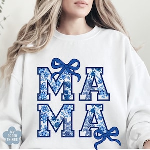 Floral Mama Chinoiserie Png, Festa della mamma Png, Blue Lace Mama Coquette PNG, Mama Png, Regalo per la mamma, Ricamo in pizzo Girly, Mama Varsity Png