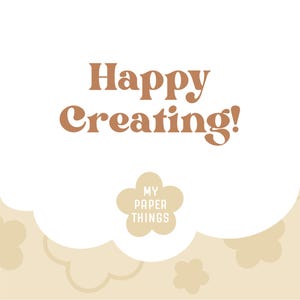 Op de afbeelding: Een witte wolk met de tekst "Happy Creating!" in bruine tekst. Onder de wolk bevindt zich een bruine bloem met de tekst "My Paper Things" erin.