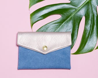 Marthe: little wallet made of blue washed cotton with an iridescent leather flap.