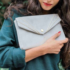 Sac à main Bernadette en velours gris avec découpes soulignées de liserés en lurex doré, anse chaîne dorée image 1