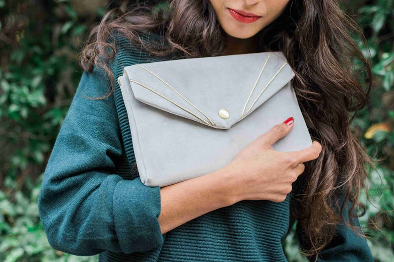 Sac à main Bernadette en velours gris avec découpes soulignées de liserés en lurex doré, anse chaîne dorée image 1