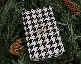 Papel de regalo moderno con estampado de pata de gallo, ideal para cumpleaños, aniversarios y fiestas. Una presentación elegante para tus regalos.