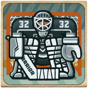 Può includere: Un'illustrazione in bianco e nero di un portiere di hockey che indossa una divisa bianca e nera con il numero 32 sul petto e la parola "QUICK" sulla maschera. Il portiere tiene un bastone da hockey bianco con la parola "WARRIOR" scritta su di esso.